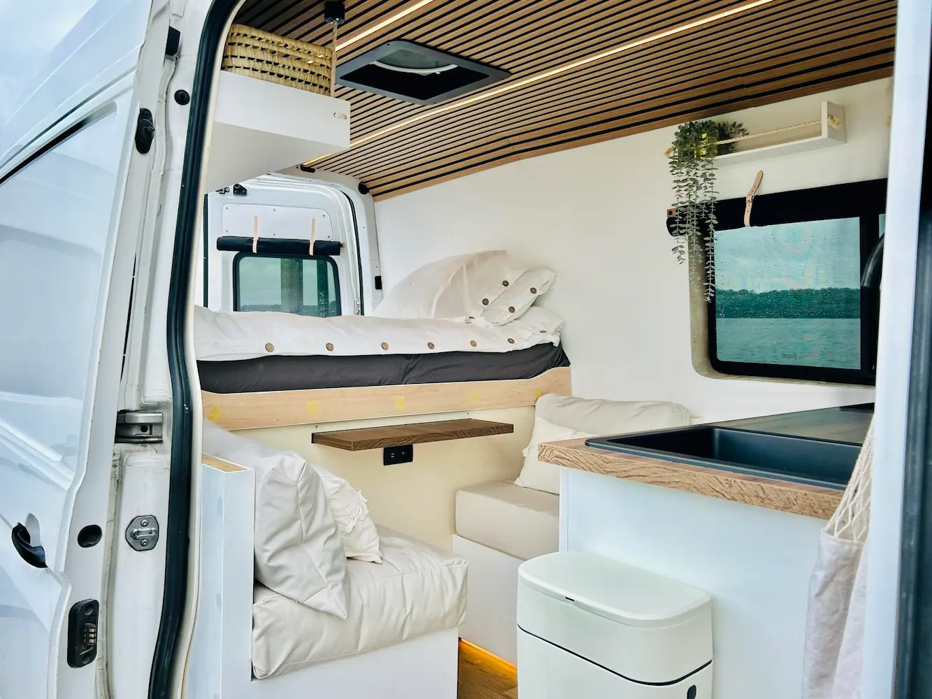 Uitschuifbaar bed en uitschuifbare tafel