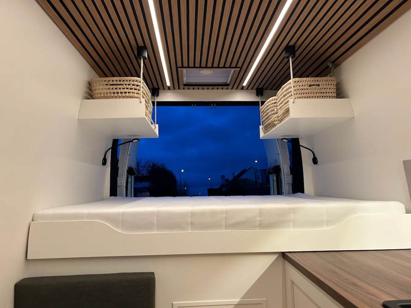 Uitschuifbaar bed en bovenkasten