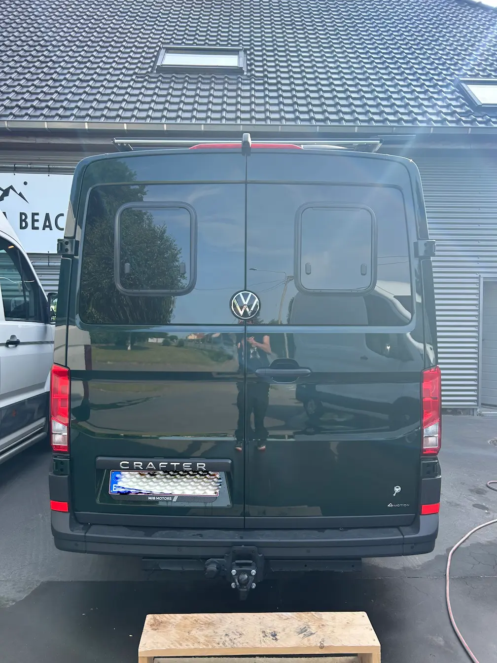 Achteraanzicht VW Crafter met klapruiten