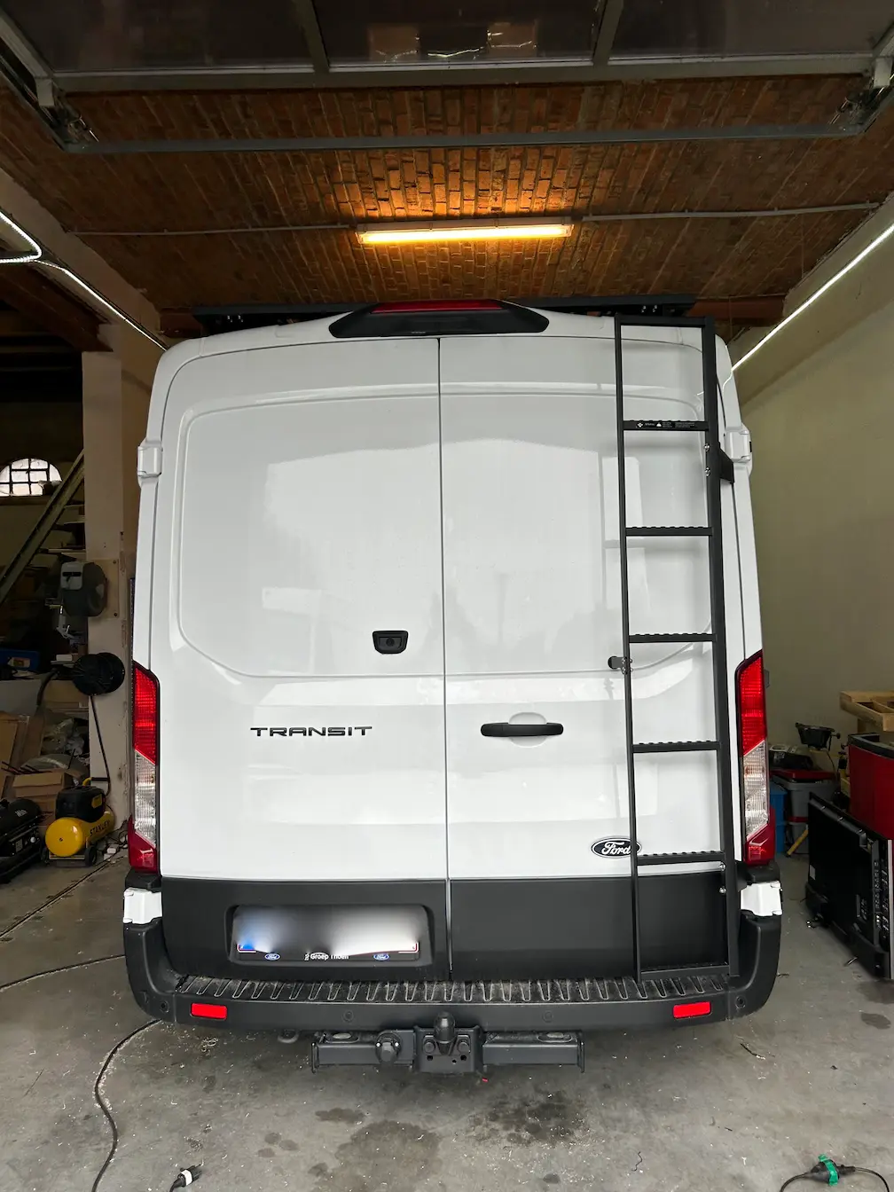 Stoere, robuuste ladder op de achterdeur