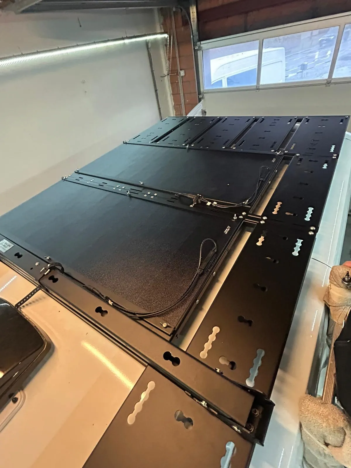 Ford Transit camper – dakrek met zonnepanelen en COP-gecertificeerde montage